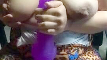 Beleza árabe balança as tetas grandes se fodendo com brinquedo na cam