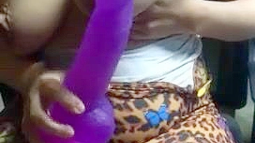 Beleza árabe balança as tetas grandes se fodendo com brinquedo na cam