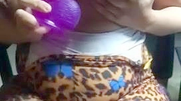 Beleza árabe balança as tetas grandes se fodendo com brinquedo na cam