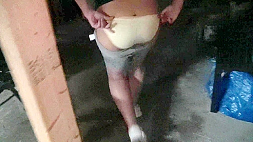 Árabe nua com tetonas vai foder na cam e engolir porra