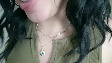 Mãe árabe peituda divide experiência top em solo animado