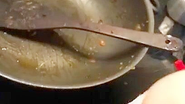 Mãe árabe experimenta pau em casa em cenas POV sexy