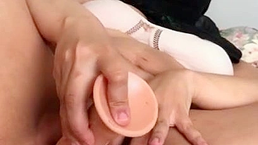 Pornô árabe solo com mamãe se masturbando com consolo