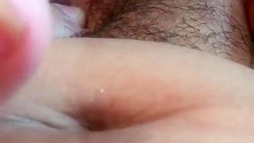 Close quando mãe árabe peluda ganha pau pra brincar