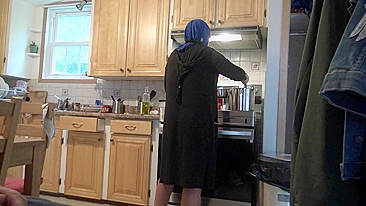 Mãe árabe de hijab pronta pra uma surpresa enorme