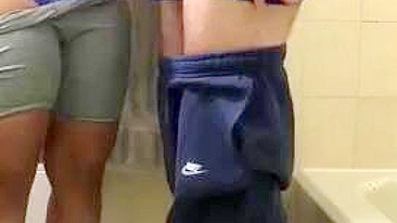 Mãe madura em putaria no banheiro com enteado