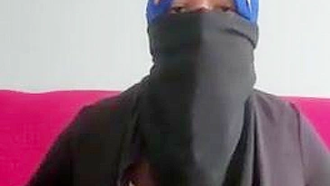 Mãe árabe fogosa enfia brinquedo na xota posando de hijab