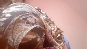 Mãe paquistanesa mama pau de hijab e pede sexo anal