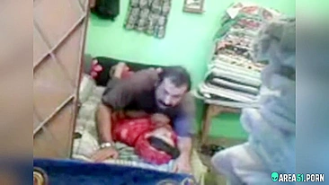 Esposa devota de hijab trai no hotel com amigo do marido