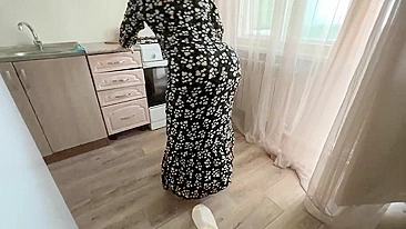 Madura de Cabelos Cacheados Se Distrai das Tarefas e Leva no Cu