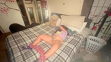 Filho põe câmera espiã no quarto dos pais e filma mãe se masturbando escondido