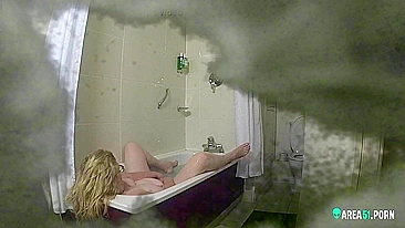 Filho põe câmera espiã no banheiro e flagra mãe se masturbando