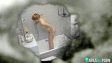 Filho põe câmera escondida atrás do espelho no banho pra espiar a mãe