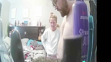 Esposa liga câmera do laptop no banheiro e flagra marido fodendo babá