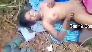 Chudai da gata no mato! Namorada fodendo ao ar livre em hindi
