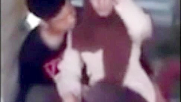 Esposa indonésia morena e amigo do marido em foda hardcore