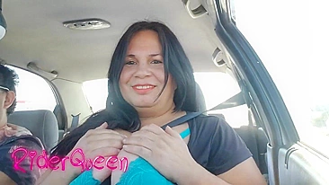 Na frente de todos no carro, minha mãe me mostra os peitos