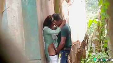 Amantes indianos pegos ao ar livre - Vídeos Desi XXX arriscados
