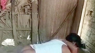 Vídeo Desi XXX! Tia da vila indiana nua traindo em casa abandonada