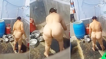 Vídeo XXX Viral! Garoto local flagrou tia Desi de bundão tomando banho ao ar livre
