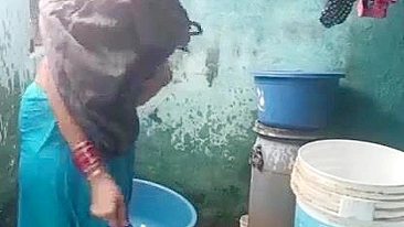 Desi XXX MMS, tia topless mais velha da vila pega no banho na câmera