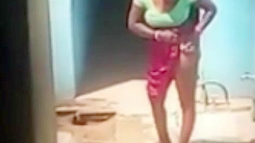 Tia da Vila com Peitos Enormes Tomando Banho Sem Blusa Flagrada por Câmera Espiã