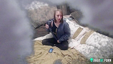 Câmera Espiã no Quarto da Filha Flagra Ela se Masturbando no Sofá