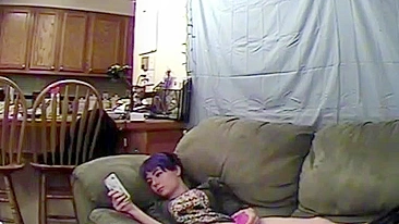 Quando Pais Saem, Flagrei Minha Irmã Safada se Masturbando Vendo Pornô