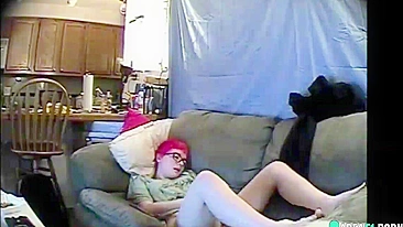 Câmera Escondida Flagra Irmã Emo se Masturbando na Cama com Vibrador