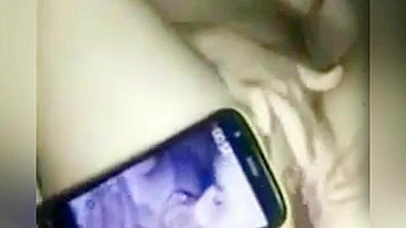 Flagrados na Câmera, Dois Amigos Dividem uma Namorada Desi em Ménage