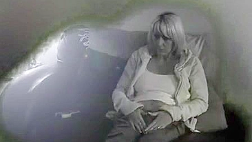 Milf sarada flagrada se masturbando em câmera escondida enquanto marido no banho