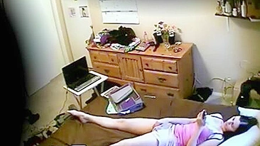 Minha irmãzinha flagrada em câmera escondida se masturbando até gozar