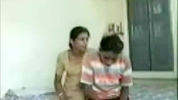 Tia safada XXX desi seduz filho da amiga no quarto