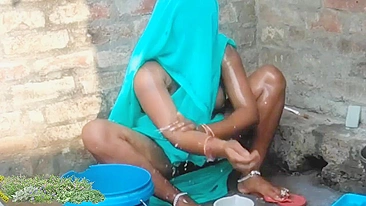 Tia gordinha Desi da vila tomando banho ao ar livre, vídeo MMS viral