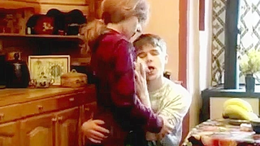 Fita XXX real de incesto: Mãe pede pro filho pegar nos peitos e pai filma feliz