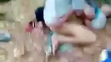Novo MMS desi: Namorado fode garota na selva e é pego pelos moradores