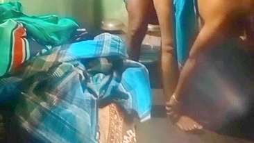 Keralasex Novo MMS. Tia de Kerala fode no banheiro de quatro com filho