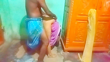 XXX Indiano. Tia de Kerala apalpada nos peitos e romance sedutor com vizinho