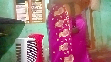 Tia de Kerala mijando leite dos peitos de verdade. XXX Indiano