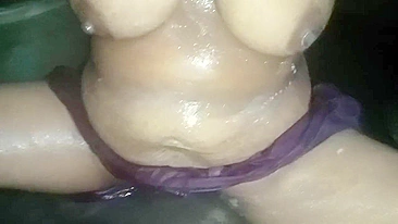 Pornô Desi XXX. Tia de Kerala peituda no banho mostrando melões enormes