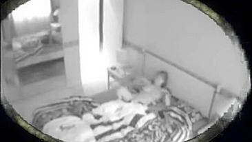 Câmera escondida no teto do hotel flagra mulher se masturbando