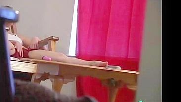 Câmera escondida em casa flagra irmã safada se masturbando antes da aula