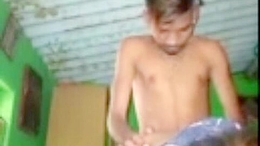 Vídeo Escândalo XXX! Garota Desi jovem e irmão transam no celeiro da vila