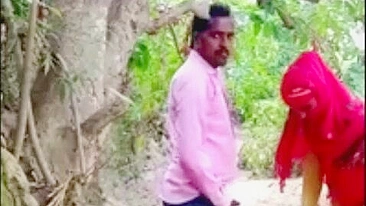 Vídeo Escândalo Desi XXX! Casal da vila pego fodendo no mato em MMS