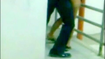 Escândalo Desi XXX! Segurança fode cliente safada no banco