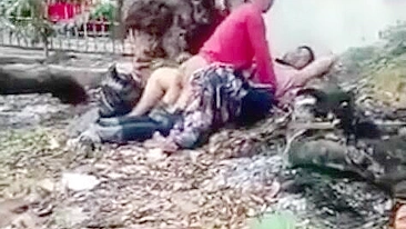 Garoto local fode tia com força no mato! Escândalo Desi XXX