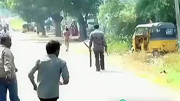 Vídeo indiano vazado, marido desfila esposa nua por traição na vila