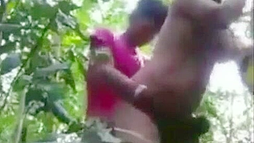 Tia safada ensina lição de sexo pro sobrinho na selva - MMS desi viral