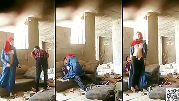 MMS Desi: namorada de hijab tira jeans e calcinha e senta no pau do namorado