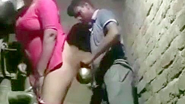 Choda Chodi MMS. Tia desi da vila se esconde no galpão pra foder com vizinho